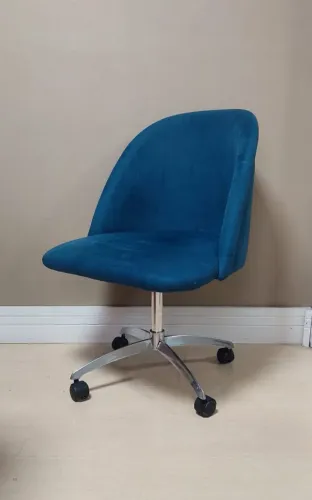 Cadeira poltrona com rodinhas estilo moderno
