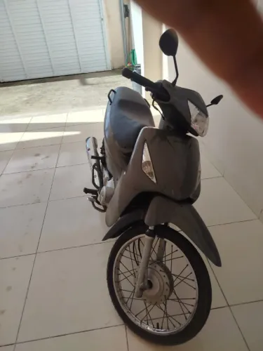 Segunda dona,toda conservada,foi feita revisão e trocas de peças,2 pneu,bateria,bengala..