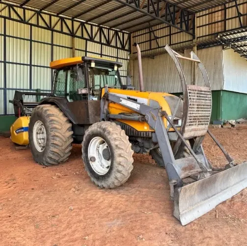 TRATOR AGRÍCOLA