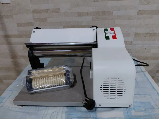 Vendo cilindro laminador elétrico com cortador talharim de 28 cm