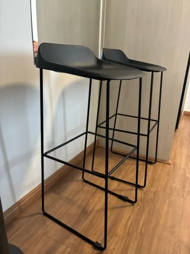 Banquetas estilo industrial preta