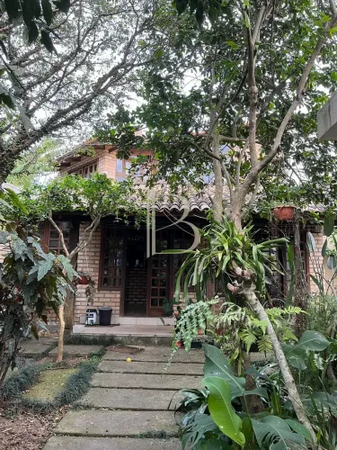 Casa 3d (1 suíte), 394m², 2 vagas, terreno com pomar à venda no bairro Córrego Grande