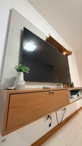Rack + Painel Ripado com Prateleira e LED - Excelente Estado