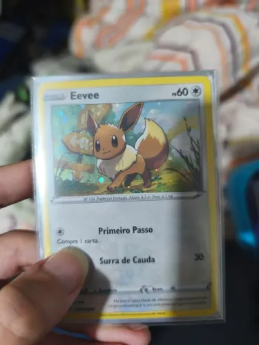 Carta pokémon Eevee rara com swirl no foil