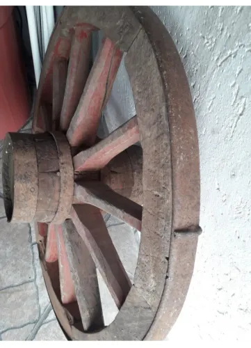 Roda de carroça antiga original 