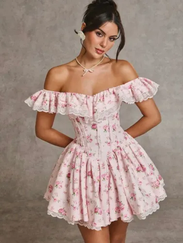 VESTIDO EM RENDA E BABADO FLORAL