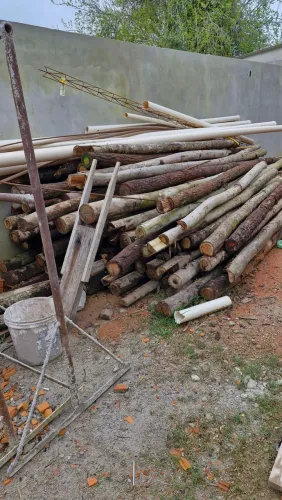 Lote de Madeira para Construção - 140 Escoras + Tábuas