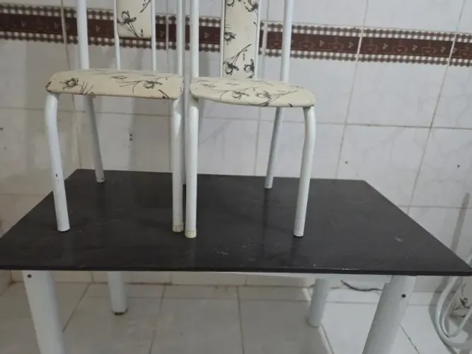 Mesa com tampo de granito