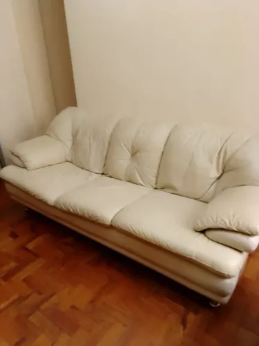 CONJUNTO DE SOFÁS COURO LEGÍTIMO DE 2 E 3 LUGARES NA COR BEGE( MANTEIGA )
