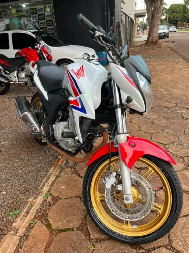 CB 300R ANO 2015 NA COR BRANCA MOTO DIFERENCIADA, MUITO BEM CUIDADA, REVISADA INTEIRA COM