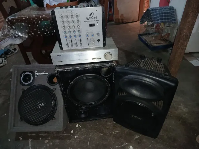 VENDO....Mesa de som , Amplificador, 3 caixas e aparelho Bluetoot, vai com os cabos.h