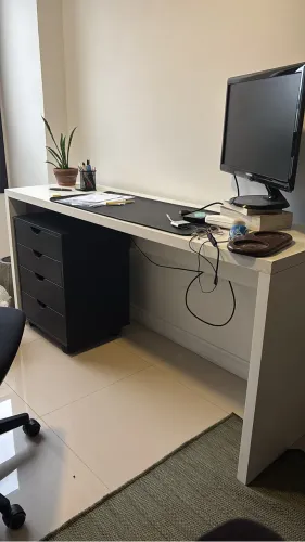 Escrivaninha e gaveteiro