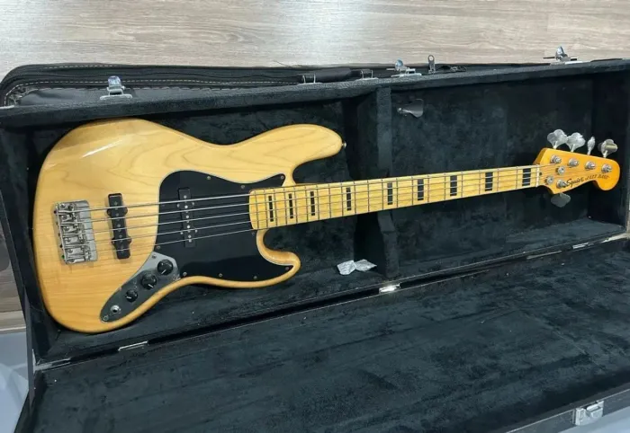 Vendo Baixo Jazz Bass 5 cordas (Squier) Valor = R$ 3.900,00