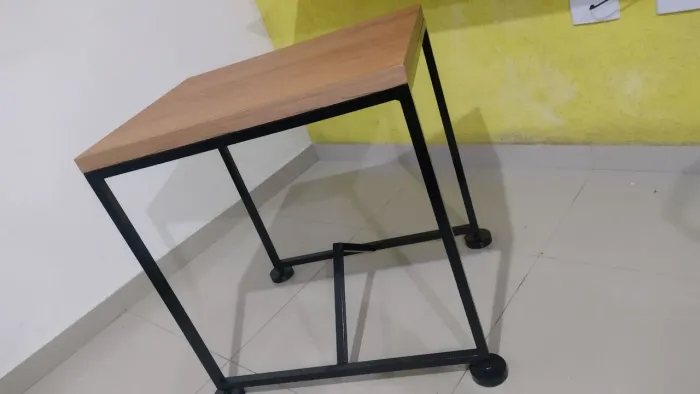 Mesinha multifuncional estilo industrial 