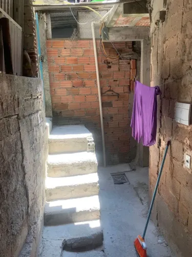 Vendo uma casa em um quintal com outras casas 