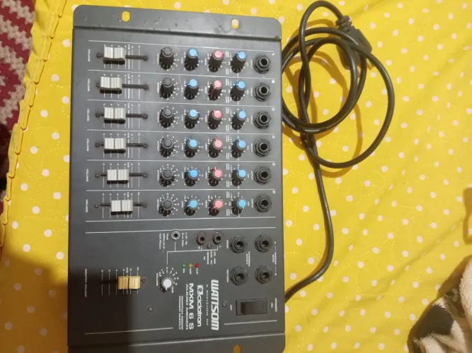 Mesa de áudio de 6 canais