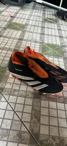 Chuteira de campo da adidas