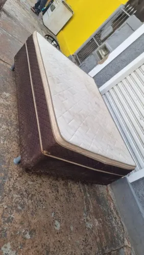 Cama casal molas bem confortável com marcas de uso ((ENTREGO GRATIS))