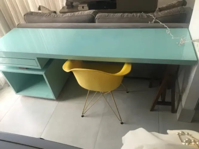 Aparador em laca com cadeira