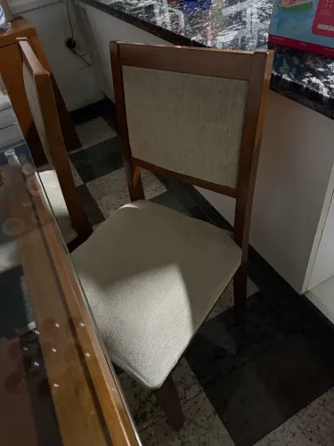 Mesa madeira com tampo de vidro temperado e seis cadeiras estofadas