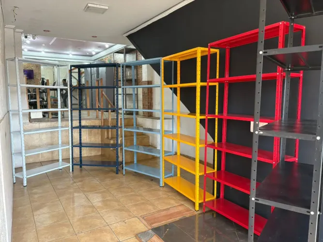 Estantes de aço 