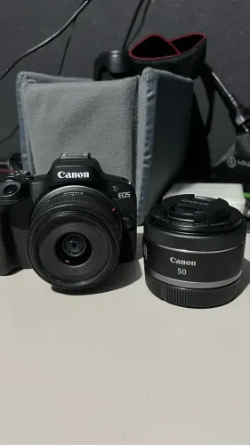 Vendo câmera R100 seminova, sem detalhes, com lente 50mm f/1.8 (lente nova).e tmb