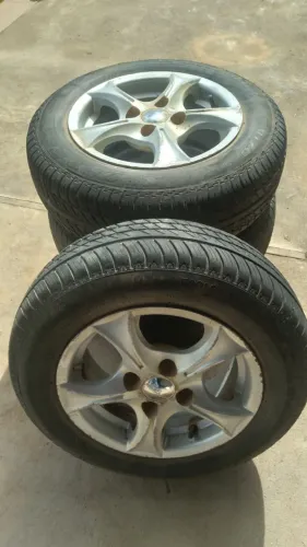 4 rodas de liga leve aro 13 e 4 pneus, sendo 2 pneus em excelente estado