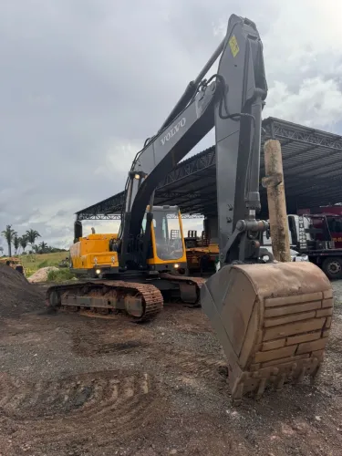 Escavadeira Volvo EC210B