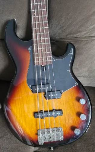 Baixo 5 cordas Yamaha BB435 