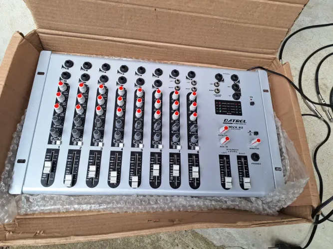 Mesa de 8 canais Datrel mais nanoverb para efeitos de voz