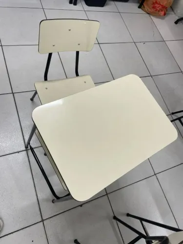 Conjunto de mesa e cadeira escolar, semi-novo em ótimo estado de conservação 