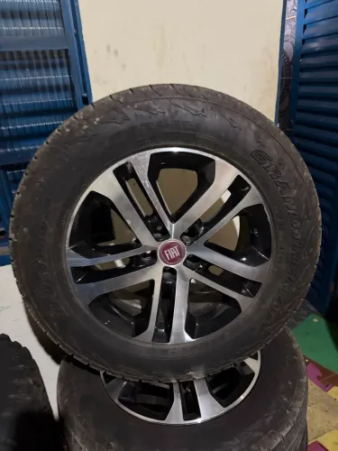 Vendo jogo rodas e pneus aro 17 225/65/17 pneus 90% dulop At5