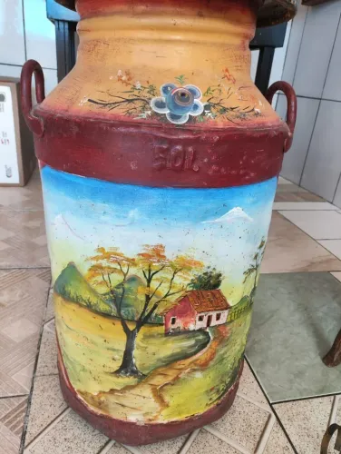 lata de leite pintada a mão