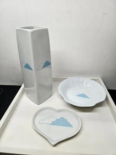 conjunto porcelana real padrão nuvens azuis - vaso, prato coração e prato concha