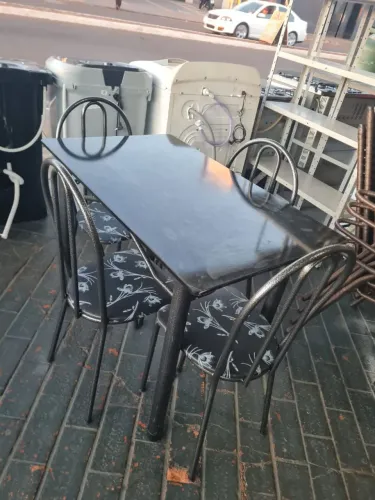 Mesa com quatro cadeiras medida 1 m por 60