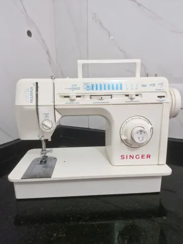 Máquina de costura singer facilita 220V