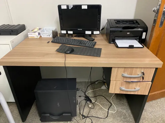 Mesa escritório com gavetas