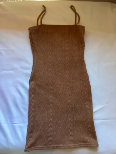 Vestido tubinho bege colado 