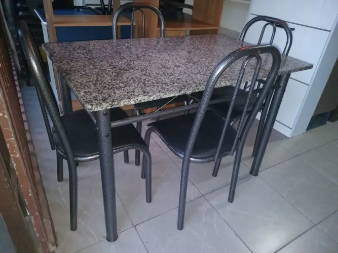 Mesa 1,20x75cm, com 04 cadeiras. (Entrego)