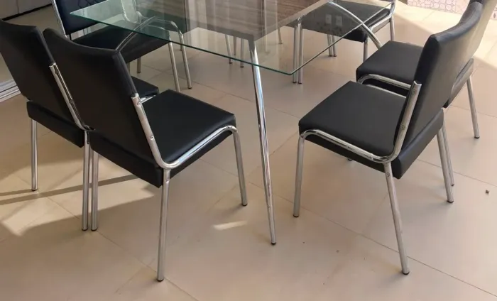 Mesa com 8 cadeiras