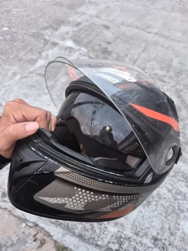 Capacete com óculos interno