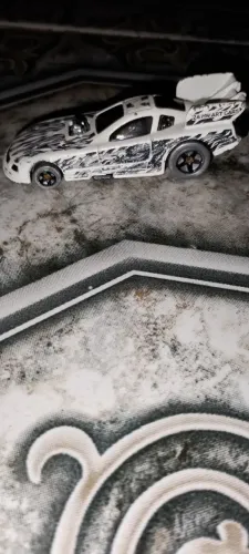 Carrinho hot Wheels usado com a tinta um pouco desgastada , mais que funciona normalmente