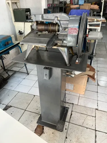 Máquina de cortar tiras base alta muito nova 
