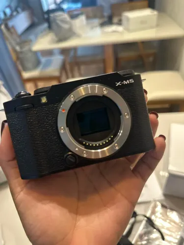 Fujifilm X-M5 + 1 lente + acessórios | Praticamente nova | ~20 cliques