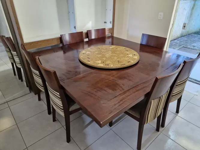 Mesa quadrada com 8 cadeiras + 2 cadeiras extras