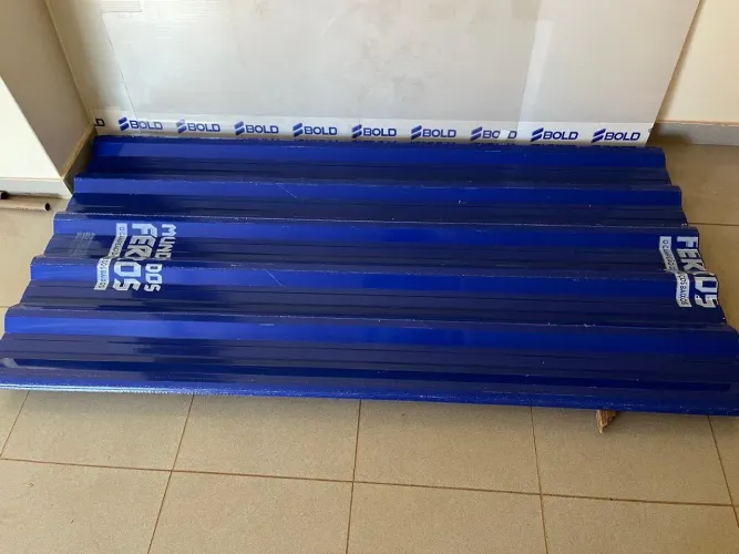 Telha galvanizada nas cores branca e azul