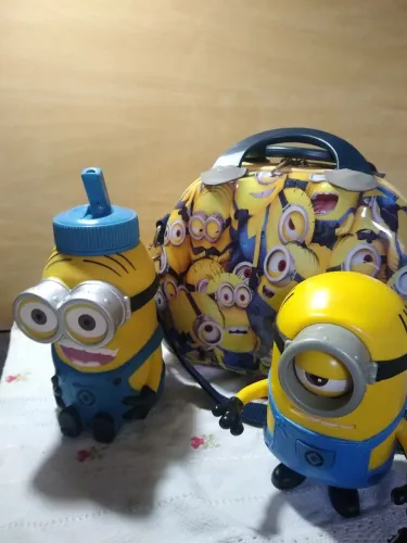 Minions / bolsinha + garrafa d'água + brinquedo