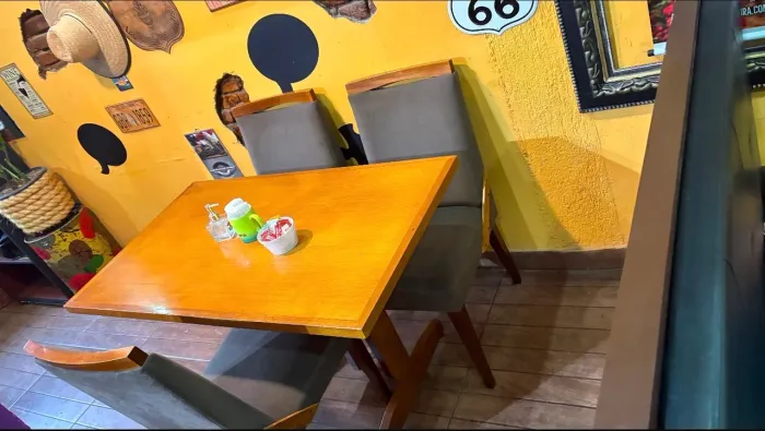 Mesa com sofá 