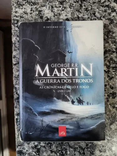 Vende-se livro um de Game off Thrones.