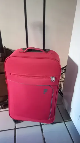 Mala semi nova rodinha 360,cor vermelha